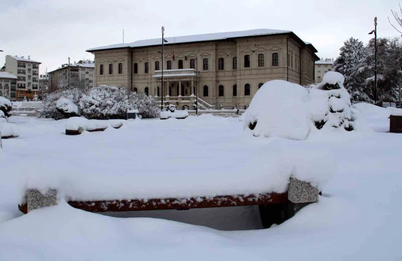 Yaklaşık bin yerleşim yeriyle ulaşım kesildi
