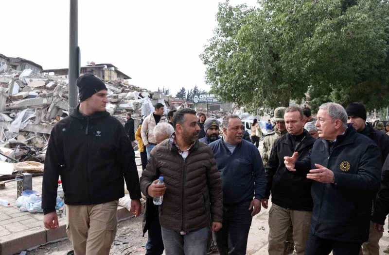 Bakan Akar ve Bakan Koca, Hatay’da kent merkezindeki arama kurtarma çalışmalarını inceledi
