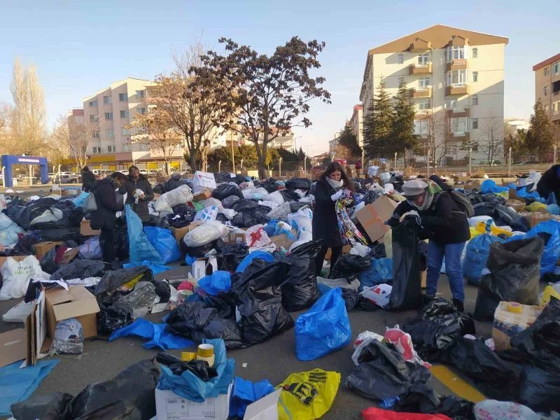 Başkent’teki gönüllü vatandaşlar depremzedeler için birlik oldu
