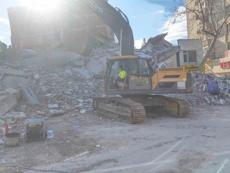 Akyazı Belediyesi’nin ekipleri kurtarma çalışmalarına başladı
