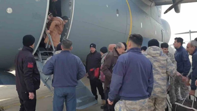 Hava Kuvvetlerine ait uçaklar depremzedelerin tahliyesini sürdürüyor
