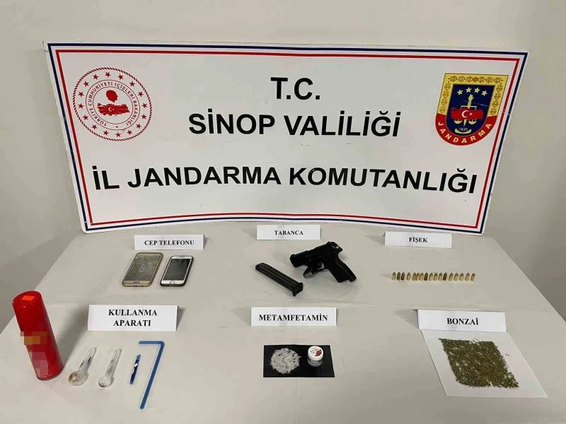Sinop’ta otobüs yolcusu çantasında uyuşturucu ile yakalandı
