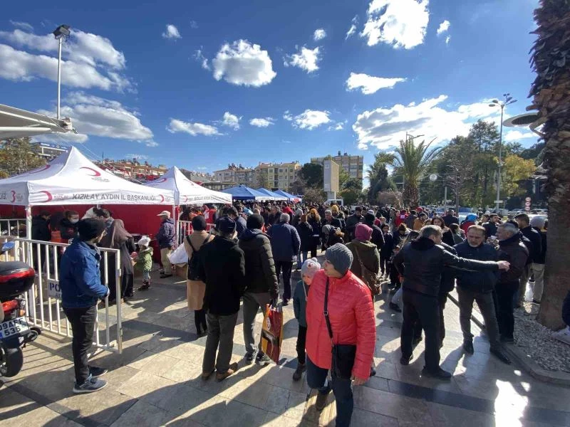 Atatürk Kent Meydanı’ndaki yardım yoğunluğu her geçen gün artıyor
