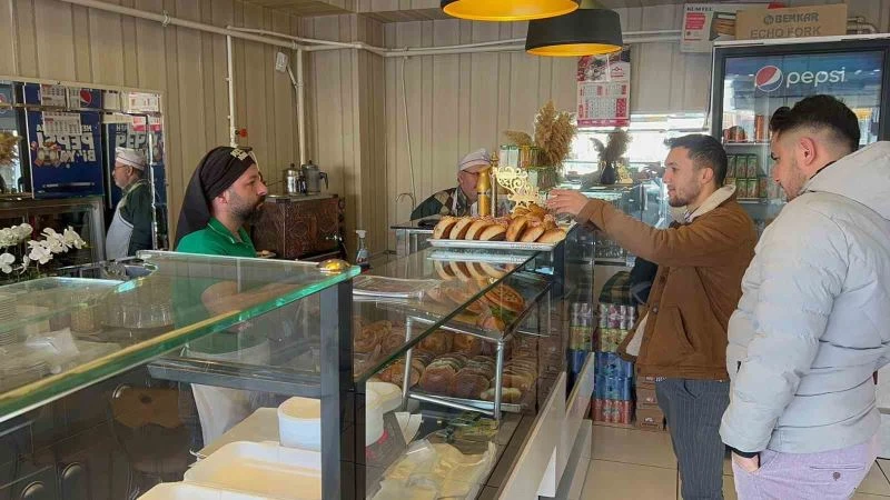 Dükkanın camındaki yazıyı görenler alışveriş için bir birleri ile yarıştı
