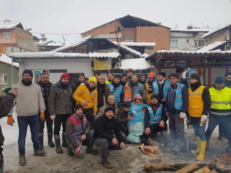 Gönüllüler, deprem bölgesinde hayat kurtarıyor
