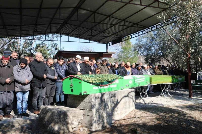 Enkazdan birbirlerine sarılmış halde çıkarılan Sarıkaya ailesi gözyaşlarıyla uğurlandı
