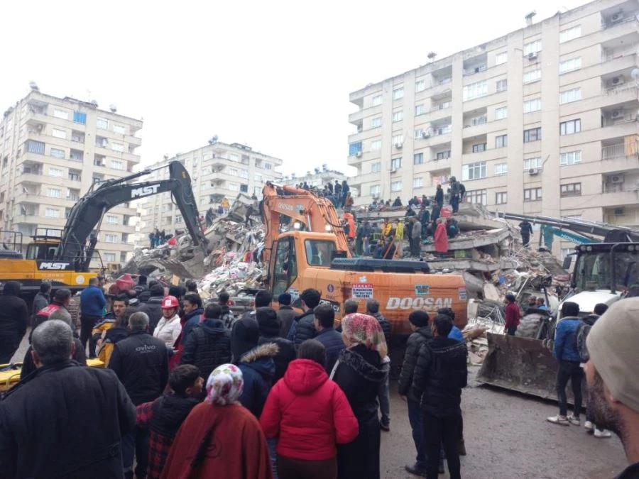 Osmaniye’de çöken 3 blokta bir kişi kurtarıldı