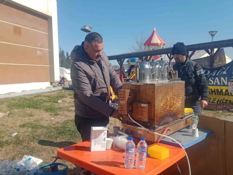 Çaycı kendi imkanları ile gittiği Gaziantep’te depremzedelerin içini ısıtıyor
