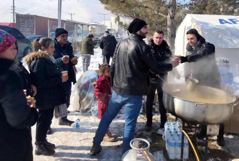 Bitlis polisinden depremzedelere şefkat eli
