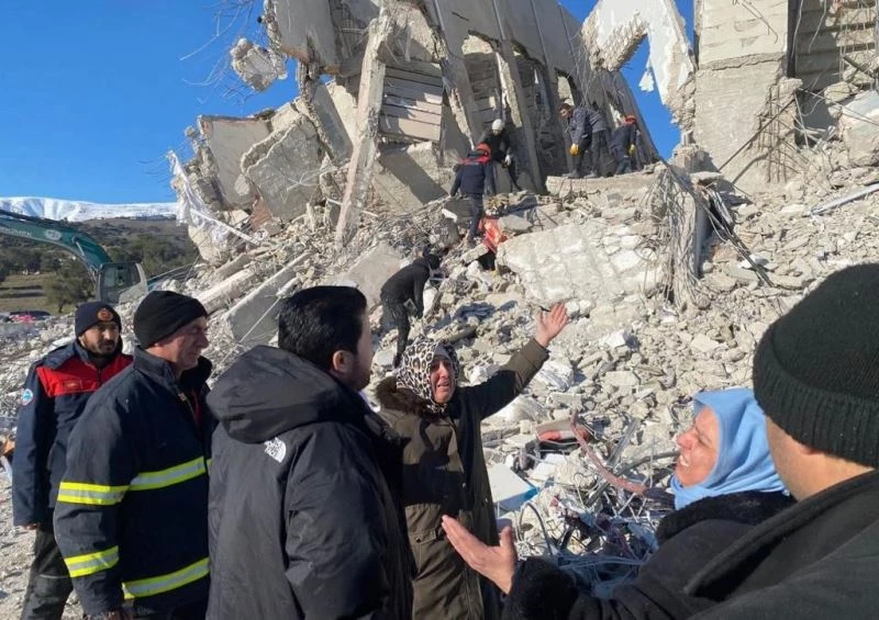 Başkan Sayan, depremzedelerin yanında
