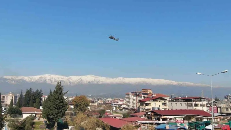 Deprem bölgesi Hatay’a askeri helikopterler ile yardım sürüyor
