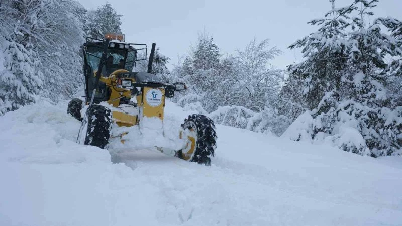 Tekkeköy’de karla mücadele hız kesmiyor
