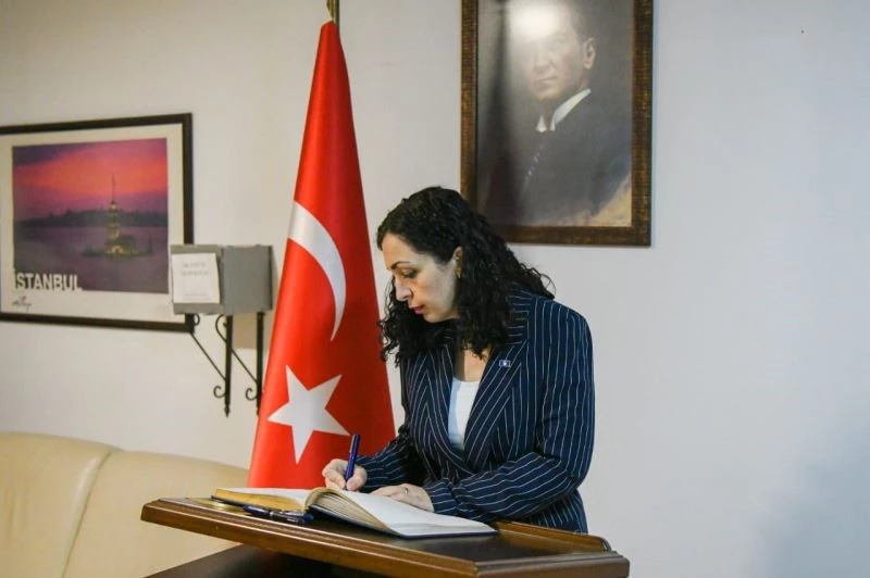Kosova Cumhurbaşkanı Osmani ve Kosova Başbakanı Kurti Priştine Büyükelçiliğinde taziye defterini imzaladı

