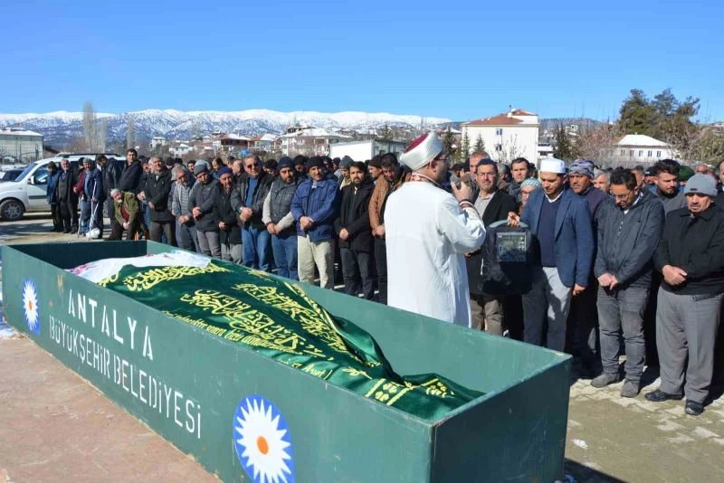 Depremde yaşamını yitiren Ümmühan öğretmen memleketi Antalya’da toprağa verildi
