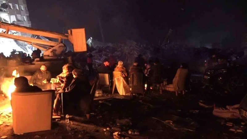 Hatay’da depremzedeler dondurucu soğukta geceyi ateş başında geçiriyor
