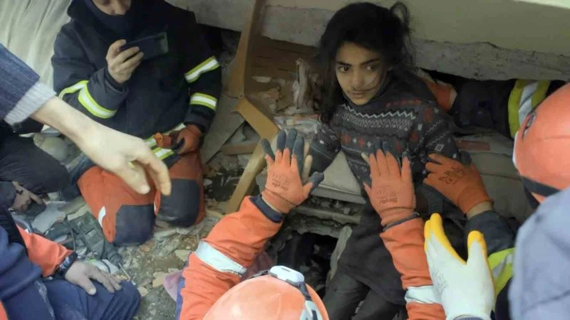 Nefesler tutuldu, Fatma 84 saat sonra enkazdan kurtarıldı: 