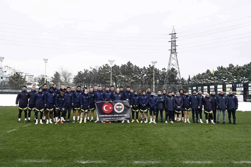 Fenerbahçe’den destek pankartı: ’Ülkemizin başı sağ olsun’
