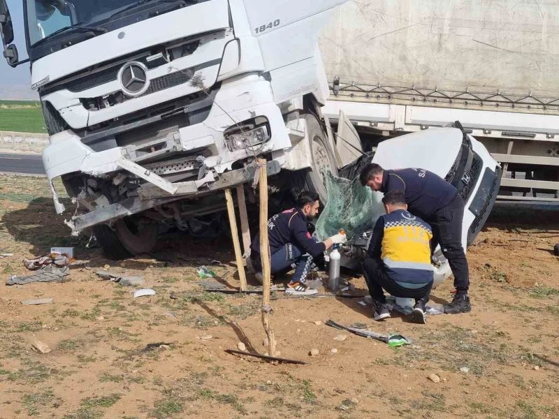 Mardin’de tır otomobili biçti: 2 ölü, 2 yaralı
