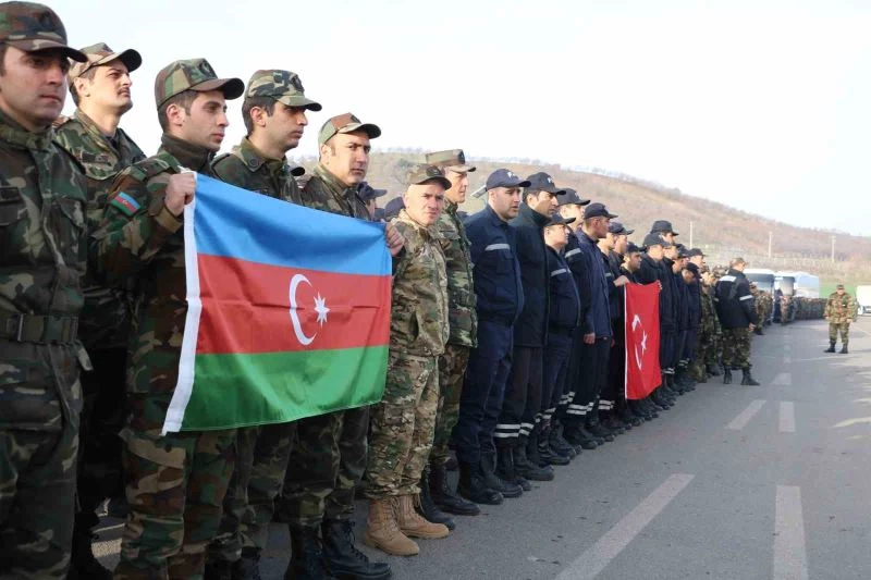 Enkazdan 53 kişiyi sağ çıkartan 236 Azerbaycan personeli dönüşe geçti
