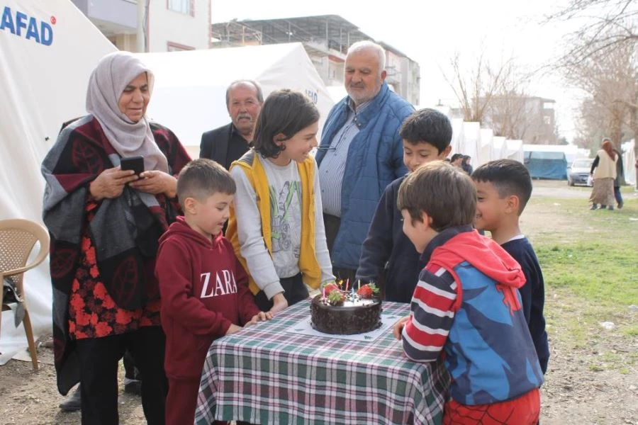 10 yaşındaki çocuk kendisine gelen pastayı Kızılay