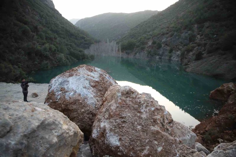 Depremde dağ dağa kavuştu, doğal göl oluştu
