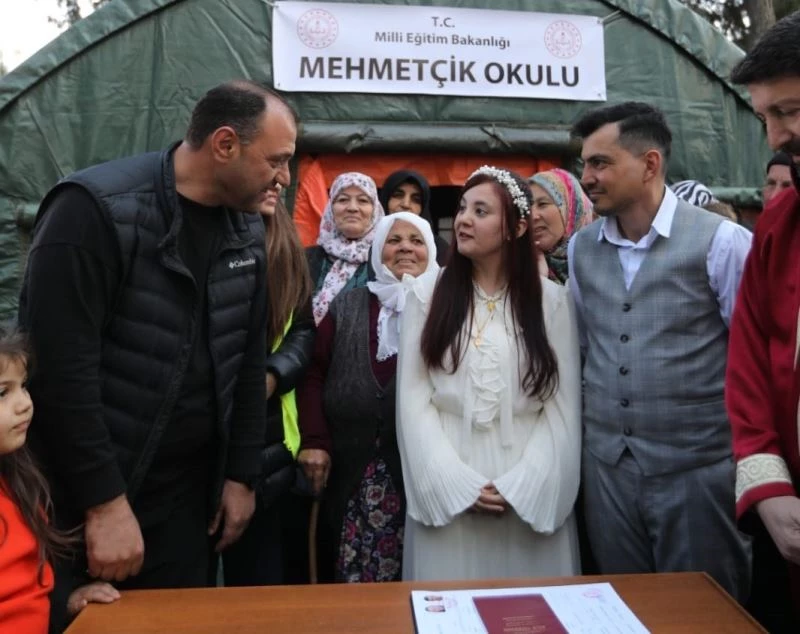 Çadır kentte ilk nikah: İnsanlara ’umut’ olsun diye evlendiler
