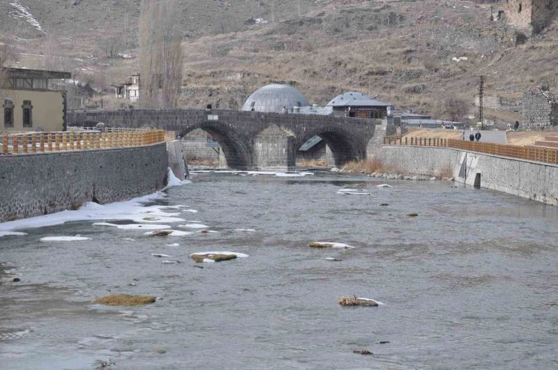 Kars Çayı’nın buzları çözülmeye başladı
