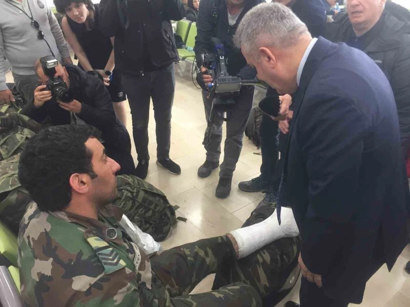 Azerbaycanlı asker yaralanmasına rağmen kurtarma çalışmalarına devam etti
