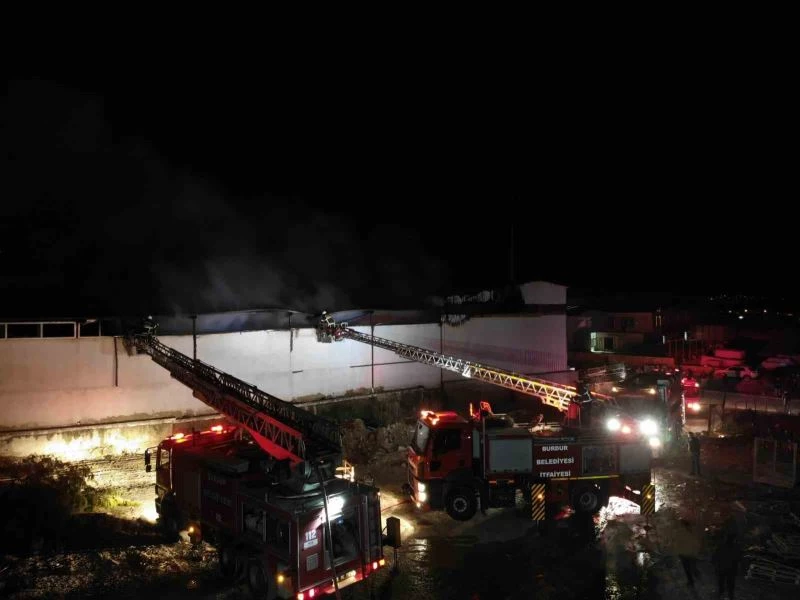 Burdur’da tarım makinesi üreten fabrikada yangın
