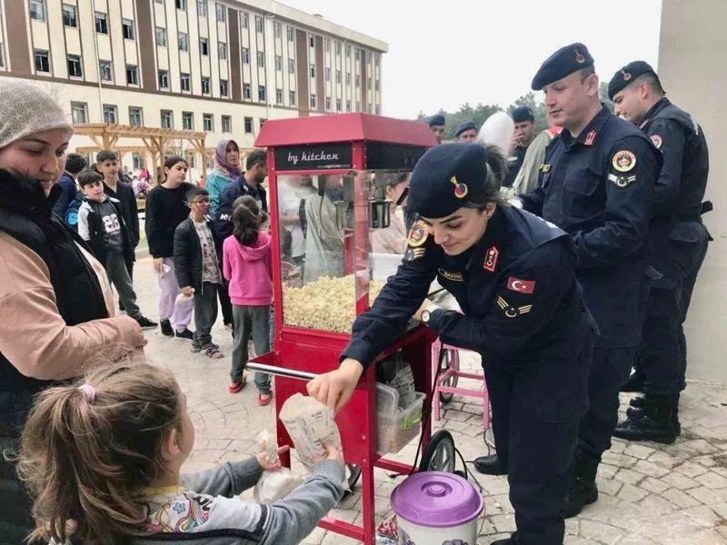 Jandarma’dan depremzede çocuklara moral ziyareti
