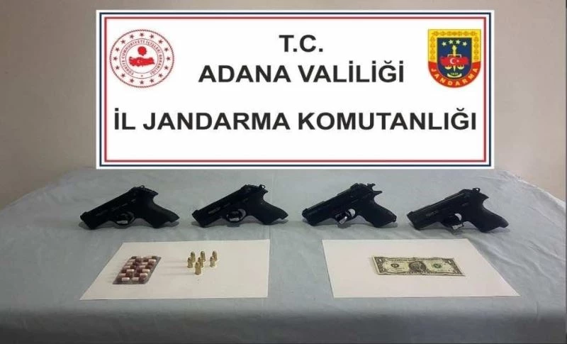 Durdurulan araçta ruhsatsız tabancalar ve F serisi dolar çıktı
