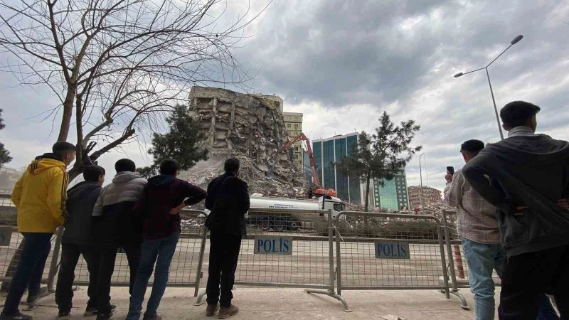 Çocuk, genç, yaşlı demeden günlerdir süren yıkımı izliyorlar
