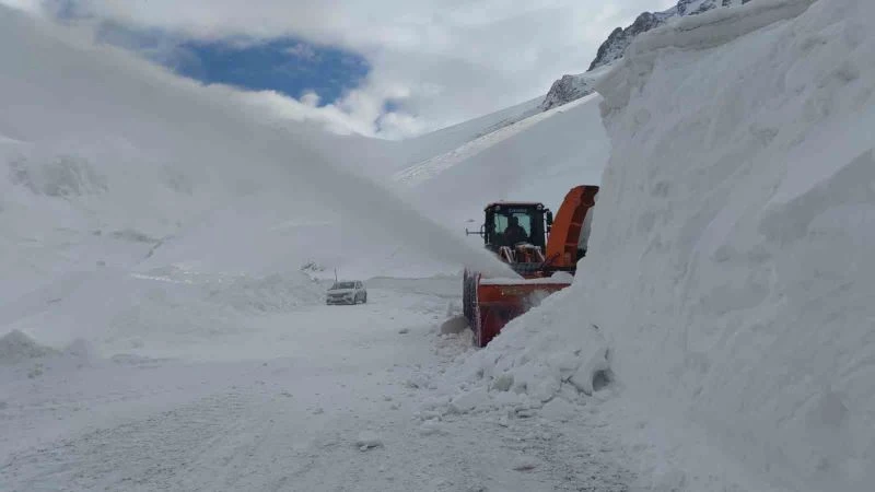 Van-Bahçesaray yolu 42 gün sonra ulaşıma açıldı
