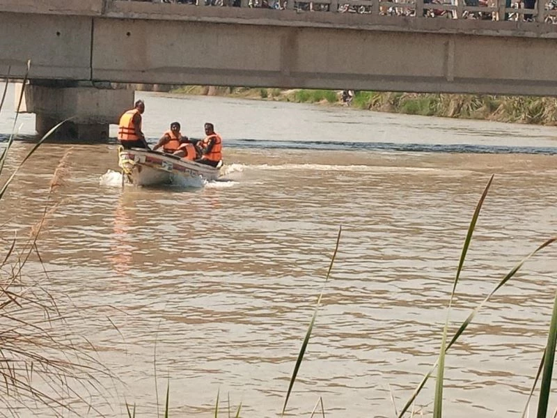 Pakistan’da traktör römorku su kanalına uçtu: 6 ölü
