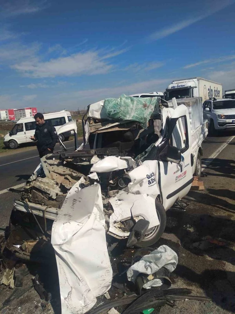 Kamyona çarpan aracın sürücüsü hayatını kaybetti
