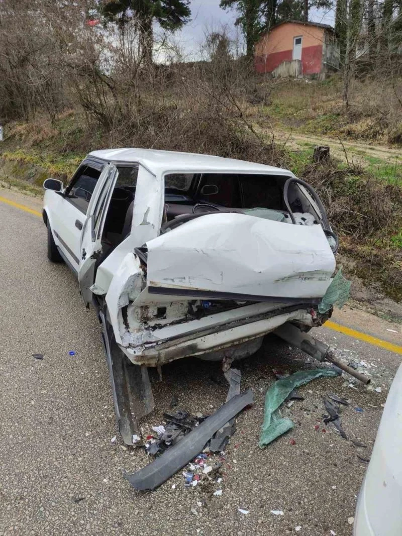 Karabük’te otomobil hafriyat kamyonuna çarptı: 2 yaralı
