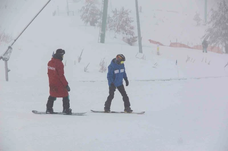 Kartalkaya’da tatilciler kar yağışı eşliğinde kayak yaptı
