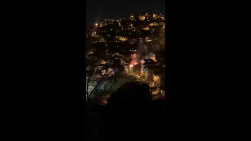 Maltepe’de 3 katlı binanın çatısında korkutan yangın
