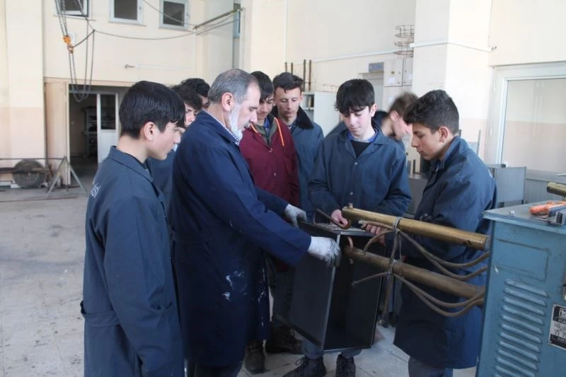Lise öğrencileri, depremzedeler için soba üretiyor
