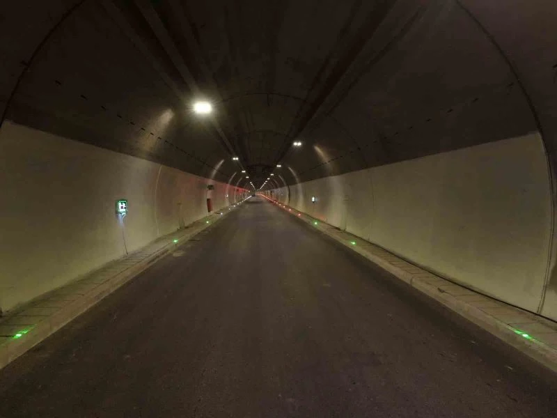 Dünyanın üçüncü, Avrupa’nın en uzun çift tüplü karayolu tüneli açılış için gün sayıyor
