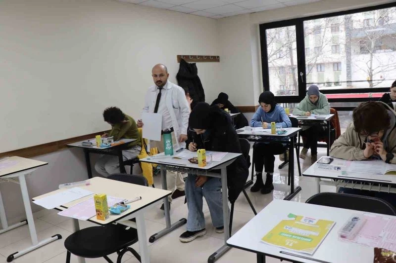 İzmit Belediyesi Çınar Akademi’de kabul kurum sınavı gerçekleşti
