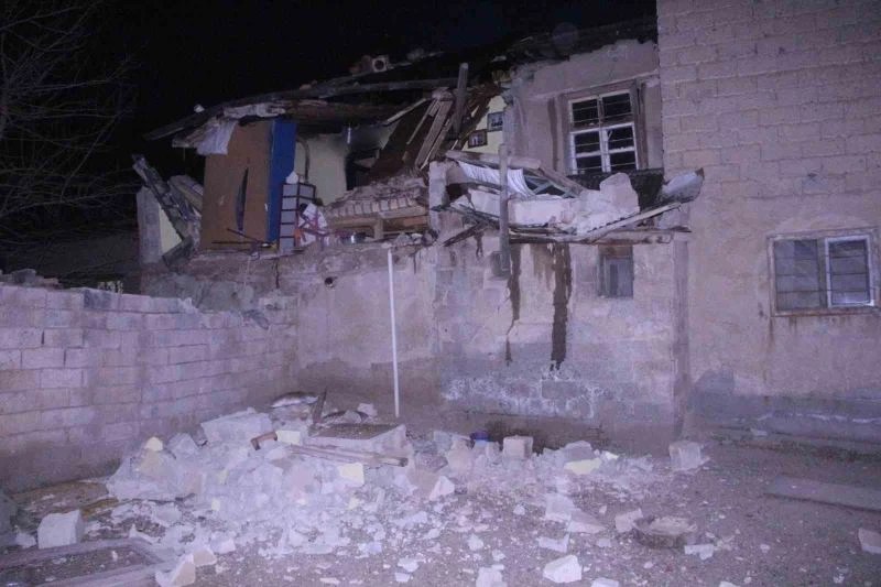 Soba bomba gibi patladı, ev kısmen çöktü: 2 yaralı
