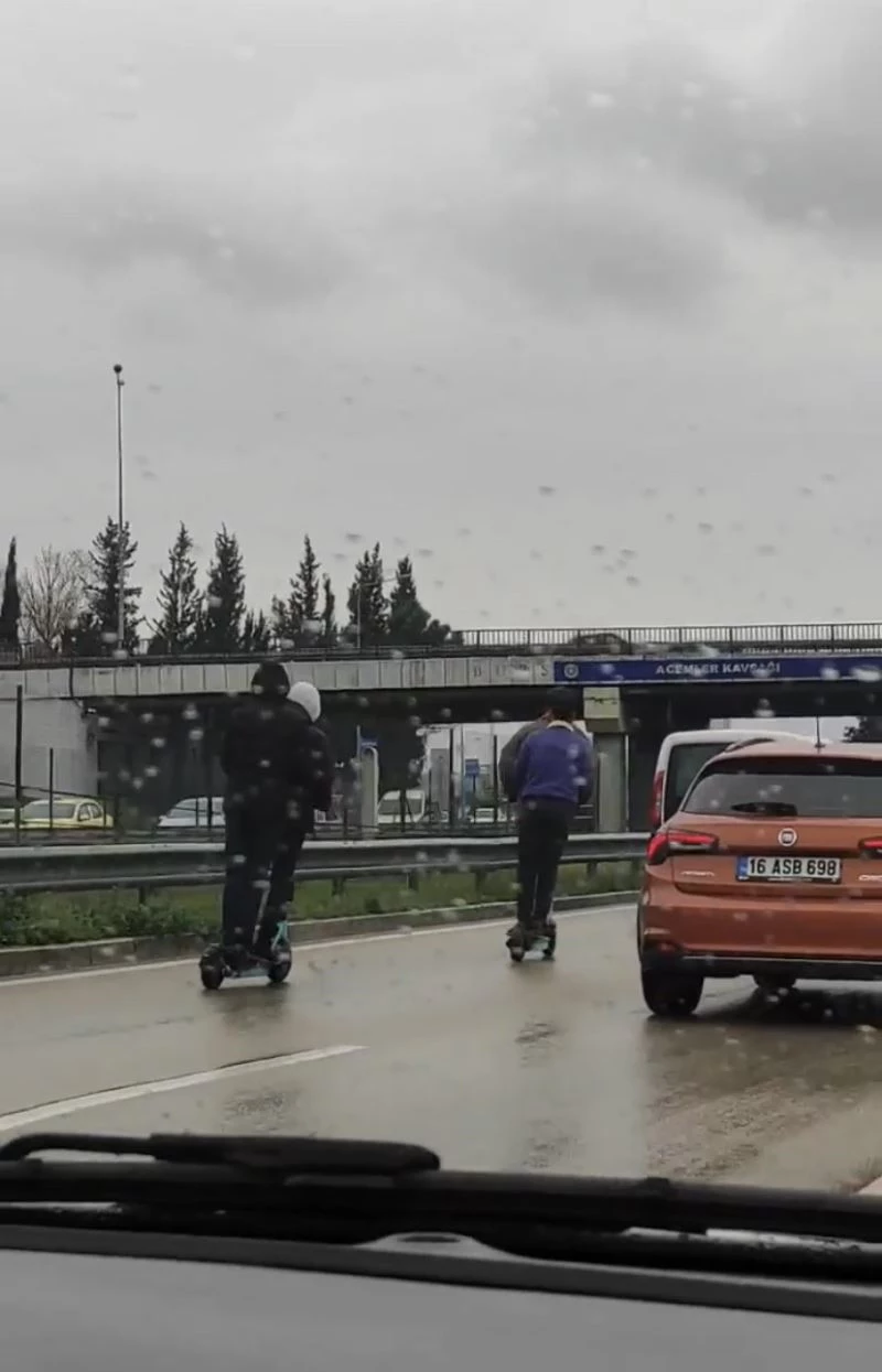 Bursa’da gençlerin tehlikeli scooter yolculuğu kamerada
