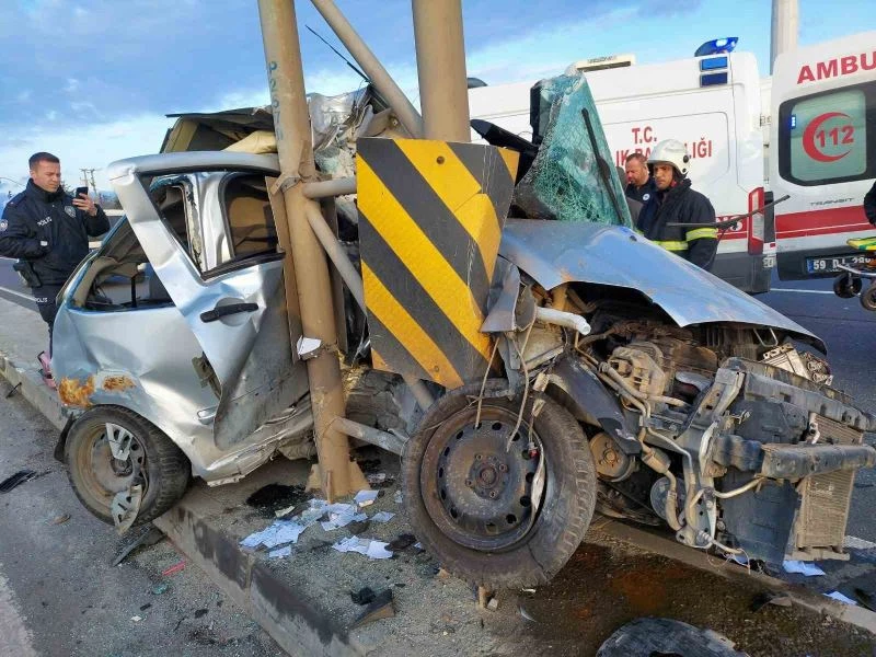 Tekirdağ’da demir direğe çarpan otomobil paramparça oldu: Genç kız hayatını kaybetti
