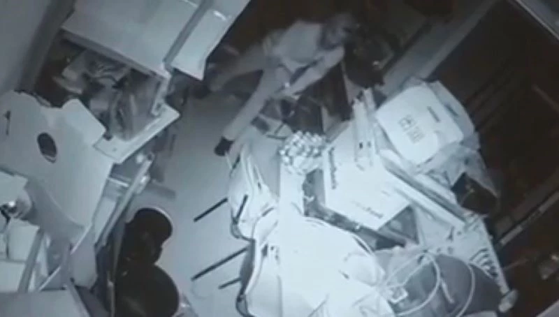 Kağıthane’de kablo hırsızlığı kamerada: İşyerinden 4 bin lira değerinde kablo çaldı
