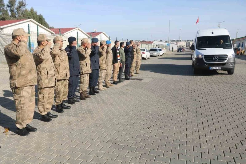 Deprem bölgesinde görevini tamamlayan Mehmetçik, dualarla uğurlandı