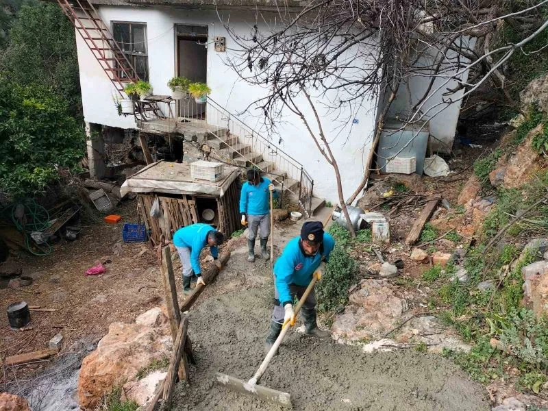 Evinin önüne yol yapılan engelli Hüseyin amca, sırtta taşınmaktan kurtuldu

