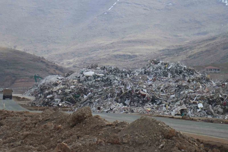 Deprem sonrası molozlar geri dönüşüme kazandırılıyor
