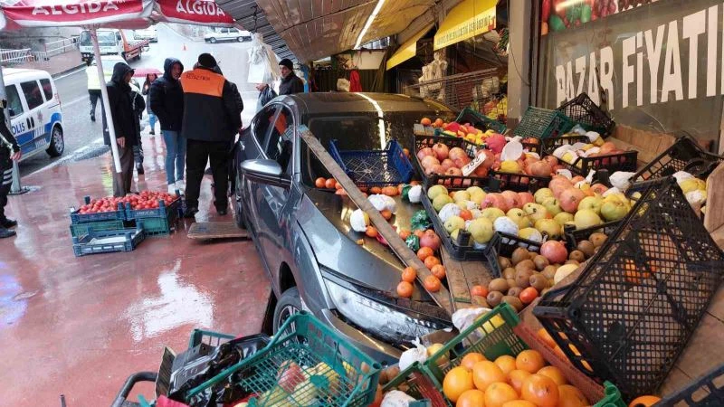 Samsun’da zincirleme kazada araçlardan biri marketin manav reyonuna girdi
