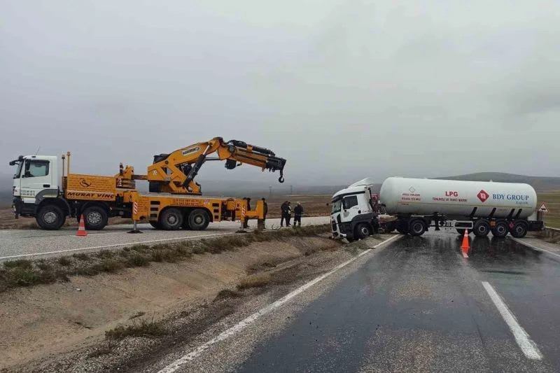 LPG yüklü tanker kaza yaptı, sürücü yara almadan kurtuldu
